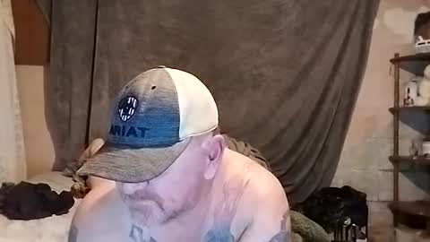 Snapshot of couple_pleaser1 chatting on 02.26.25 Ieathairytacos online show from 02.26.25