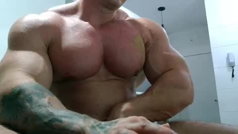 Snapshot of couplemuscle40 chatting on 10.06.25 couplemuscle40 online show from 10.06.25