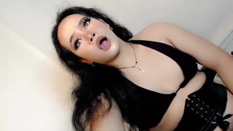 Snapshot of crazy_vixen chatting on 01.17.25 Hot Ayisha online show from 01.17.25