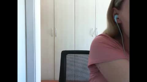 Snapshot of crazyanny chatting on 03.04.25 Anny online show from 03.04.25