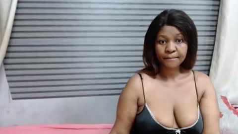 Snapshot of creamycaramelpussy chatting on 09.29.25 zoey online show from 09.29.25