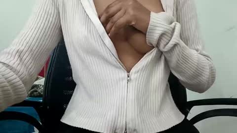 Snapshot of crezy_girl_0143 chatting on 11.03.25 crezy_girl_0143 online show from 11.03.25