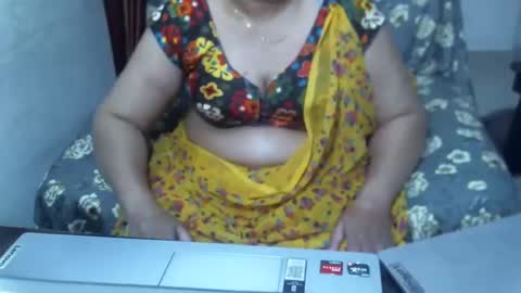 Snapshot of crezybhabihot chatting on 01.12.25 Sonika69 online show from 01.12.25
