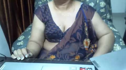 Snapshot of crezybhabihot chatting on 02.15.25 Sonika69 online show from 02.15.25