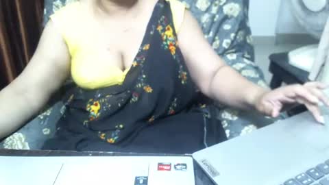 Snapshot of crezybhabihot chatting on 03.12.25 Sonika69 online show from 03.12.25