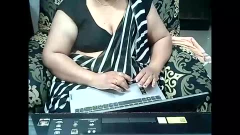 Snapshot of crezybhabihot chatting on 09.25.25 Sonika69 online show from 09.25.25