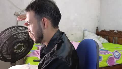 Snapshot of cris_simons chatting on 01.04.25 cris_simons online show from 01.04.25