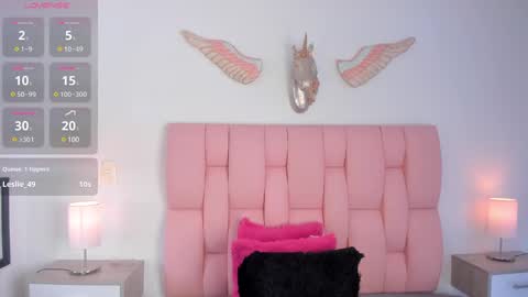 Snapshot of cristalmunez chatting on 12.22.24 cristal online show from 12.22.24