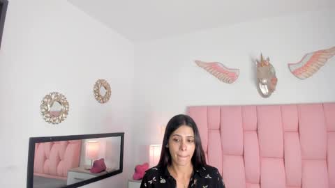 Snapshot of cristalmunez chatting on 12.25.24 cristal online show from 12.25.24