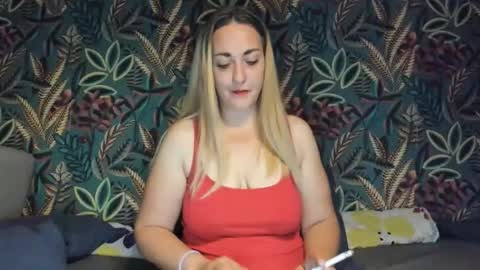 Snapshot of cristinnna chatting on 11.02.25 Cristina online show from 11.02.25