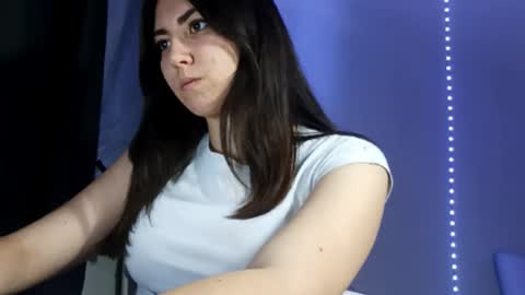 Snapshot of crystabeckelhimer chatting on 11.26.25 Alie online show from 11.26.25