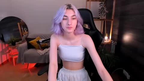 Snapshot of crystalluna__ chatting on 10.05.25 Mia online show from 10.05.25