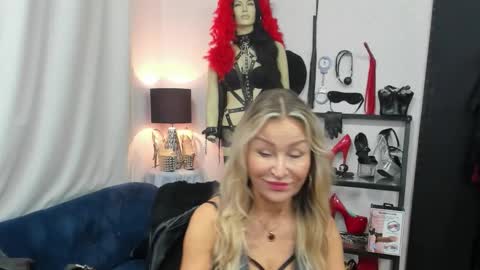 CrystalHotty online show from 10.21.25