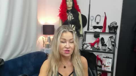 CrystalHotty online show from 10.22.25