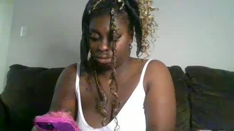 Snapshot of curvyychocolate chatting on 12.30.24 curvyychocolate online show from 12.30.24