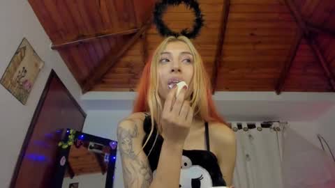 Snapshot of cuteweed420 chatting on 12.20.24 cuteweed420 online show from 12.20.24
