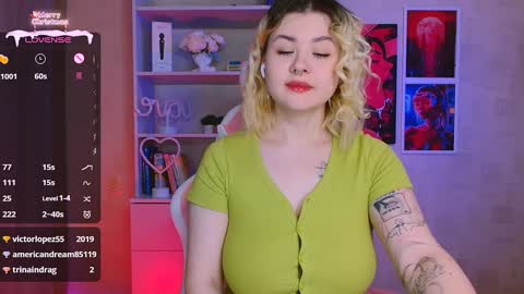 Snapshot of cutie_mili chatting on 01.10.25 mili online show from 01.10.25
