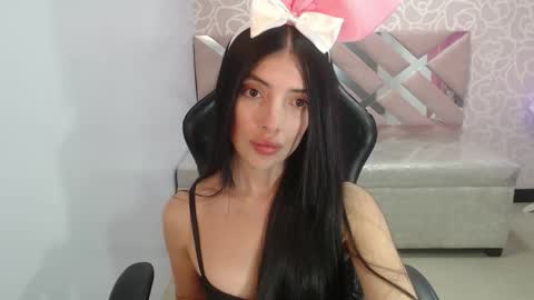 Snapshot of cynthia_ch chatting on 10.19.25 CINTIA ARAUJO online show from 10.19.25