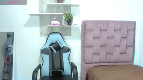 Snapshot of dafnnee_ross chatting on 01.14.25 DAFNNE online show from 01.14.25