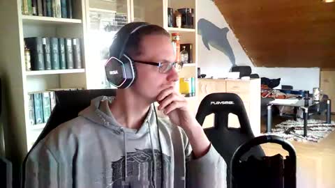 Snapshot of dan_snow24 chatting on 11.17.25 Dan Snow online show from 11.17.25