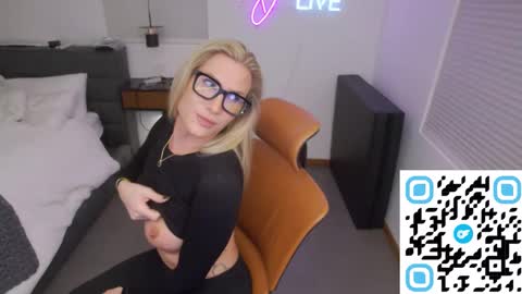 Snapshot of dannidaniels chatting on 01.18.25 DANNI DANIELS online show from 01.18.25