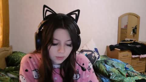Snapshot of dawndollins chatting on 09.30.25 Alice online show from 09.30.25
