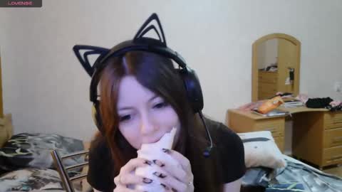 Snapshot of dawndollins chatting on 10.10.25 Alice online show from 10.10.25