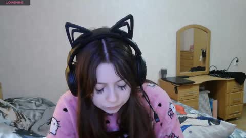 Snapshot of dawndollins chatting on 10.14.25 Alice online show from 10.14.25