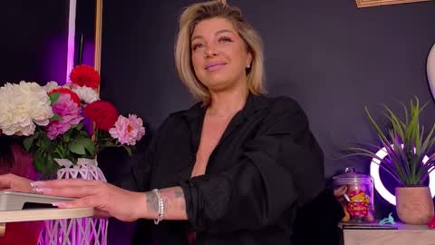 Snapshot of deeadiamond chatting on 10.18.25 Deea online show from 10.18.25