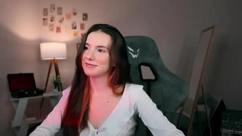 Snapshot of desofia chatting on 12.05.25 Maya online show from 12.05.25