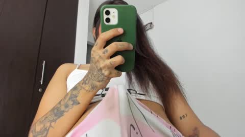 Snapshot of dewolk chatting on 01.09.25 thumb up me please its important online show from 01.09.25