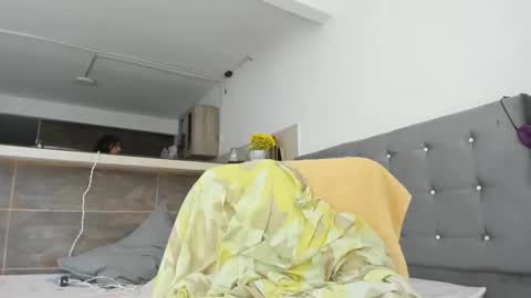 Snapshot of dewolk chatting on 11.21.25 thumb up me please its important online show from 11.21.25