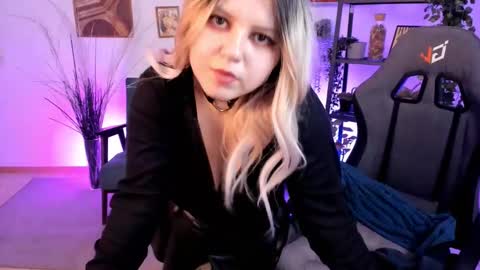 Snapshot of diaangell chatting on 03.11.25 Dia online show from 03.11.25