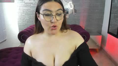 Snapshot of diamondfox_m chatting on 09.25.25 Your Diamond online show from 09.25.25