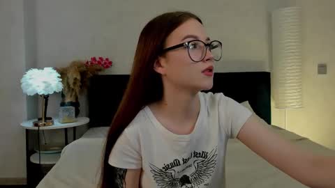 Snapshot of dolly_gleam chatting on 09.24.25 Dolly online show from 09.24.25
