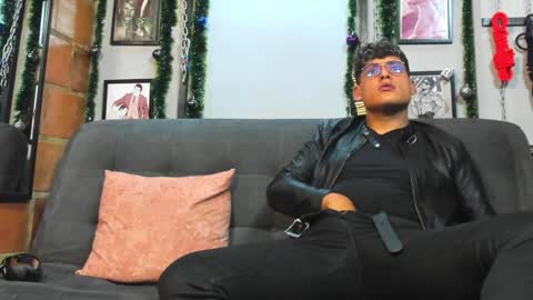 Snapshot of dom2travelers_sm chatting on 01.05.25 Diego Castell online show from 01.05.25