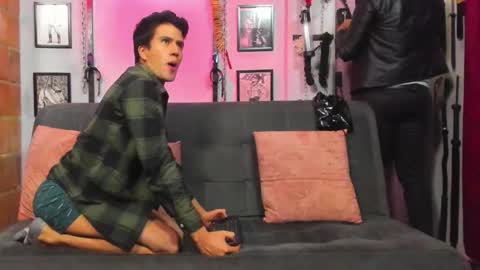 Snapshot of dom2travelers_sm chatting on 03.10.25 Diego Castell online show from 03.10.25