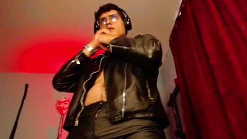 Snapshot of dom2travelers_sm chatting on 09.10.25 Diego Castell online show from 09.10.25