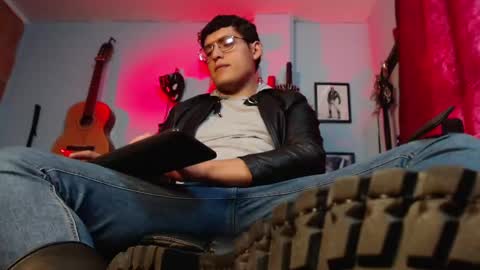 Snapshot of dom2travelers_sm chatting on 09.18.25 Diego Castell online show from 09.18.25