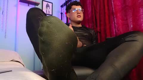 Snapshot of dom2travelers_sm chatting on 10.27.25 Diego Castell online show from 10.27.25