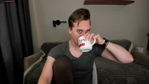 Snapshot of dr_your_dream chatting on 10.25.25 Mervin online show from 10.25.25