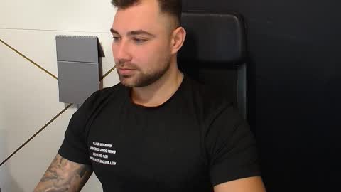 Snapshot of duncanstones chatting on 10.18.25 DuncanStone online show from 10.18.25