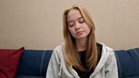 Snapshot of dustidickirson chatting on 10.19.25 Alisa online show from 10.19.25