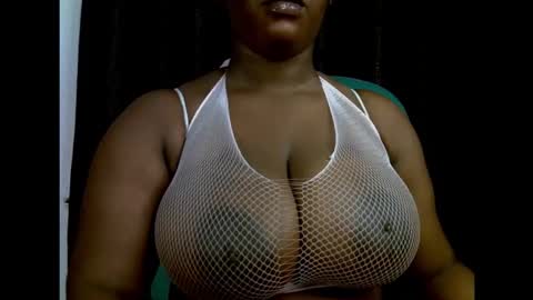 Snapshot of ebony_plumx12 chatting on 10.02.25 Prisy online show from 10.02.25