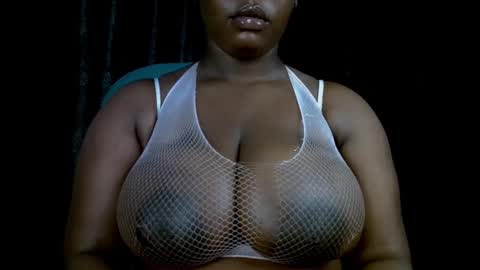 Snapshot of ebony_plumx12 chatting on 10.06.25 Prisy online show from 10.06.25