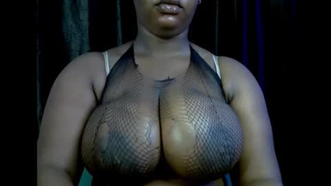 Snapshot of ebony_plumx12 chatting on 10.07.25 Prisy online show from 10.07.25