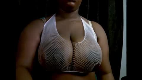 Snapshot of ebony_plumx12 chatting on 10.08.25 Prisy online show from 10.08.25