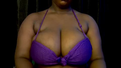 Snapshot of ebony_plumx12 chatting on 10.10.25 Prisy online show from 10.10.25