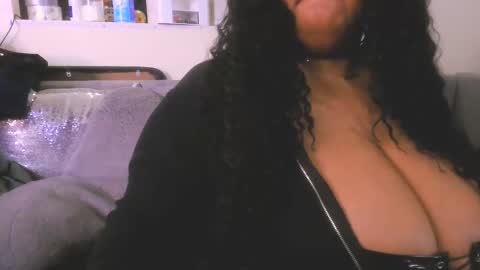 Snapshot of ebonygoddesskira chatting on 01.14.25  Ebony Goddess Kira  online show from 01.14.25