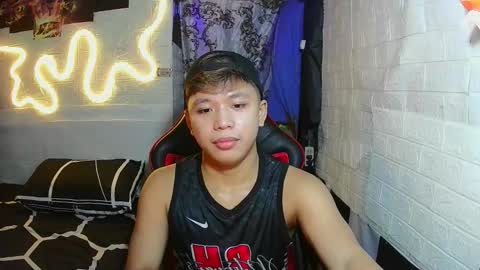 Snapshot of edrianburca052 chatting on 11.06.25 urasian chub online show from 11.06.25